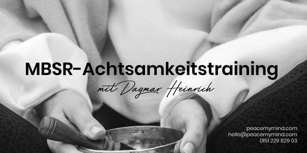 Schwarzweißbild einer Person, die eine kleine Schüssel mit einem Holzlöffel hält. Der Text über dem Bild lautet „MBSR-Achtsamkeitstraining mit Dagmar Heinrich“. Die Kontaktinformationen in der unteren rechten Ecke umfassen eine E-Mail-Adresse und eine Telefonnummer. Fachmännisch gestaltet von Printdesign Aachen.