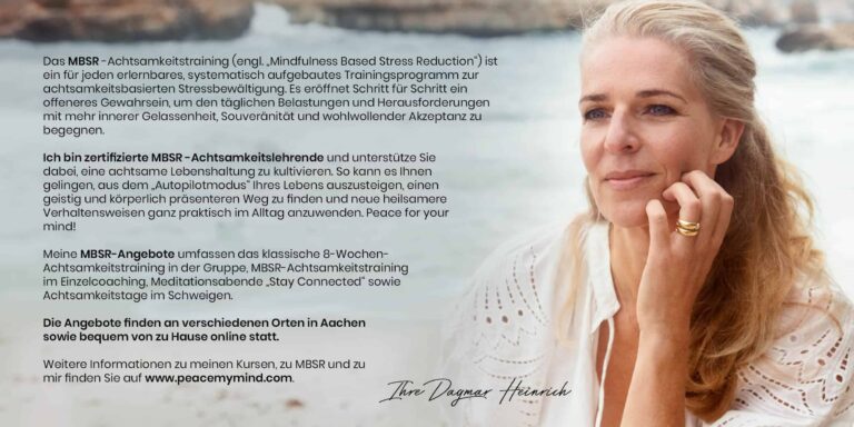 Das Bild zeigt ein Werbeplakat mit einer Frau mittleren Alters mit langen blonden Haaren, die sanft lächelt. Der von einem Grafikdesigner in Aachen entworfene deutsche Text erklärt die Vorteile des MBSR-Trainings (Mindfulness Based Stress Reduction), das sowohl in Aachen als auch online verfügbar ist. Unten sind eine Signatur und eine Website enthalten.