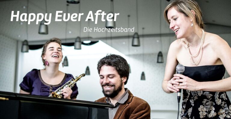 Drei Musiker treten gemeinsam auf. Eine Frau links spielt fröhlich Saxophon, ein Mann in der Mitte spielt lächelnd Keyboard und eine Frau rechts singt in ein Mikrofon. Der Text oben lautet „Happy Ever After Die Hochzeitsband“. Kunstwerk von Grafikdesigner Aachen.