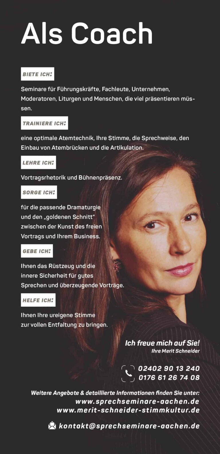 Ein Flyer für einen Coaching-Dienst in deutscher Sprache mit dem Titel „Als Coach“. Darin werden Leistungen wie Sprechtechniktraining, Vortragsgestaltung, Stimmtraining und Abbau von Sprechangst vorgestellt. Er enthält außerdem Kontaktdaten, ein Porträt einer lächelnden Frau und wurde von Grafikdesigner Aachen gestaltet.