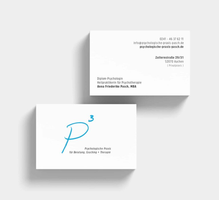 Es werden zwei horizontale Visitenkarten angezeigt: Auf der einen sind Kontaktdaten wie Adresse, Telefonnummer, E-Mail und Website angegeben. Auf der anderen Karte, die von einem Grafikdesigner aus Aachen gestaltet wurde, ist ein stilisiertes „P³“ in Blau zu sehen, darunter steht ein Text, der auf Dienstleistungen in den Bereichen psychologische Praxis, Beratung, Coaching und Therapie hinweist.