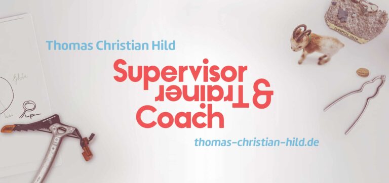 Ein weißer Hintergrund mit dem Text „Thomas Christian Hild Supervisor u0026 Trainer Coach“ und der Website-URL „thomas-christian-hild.de“. Links ein Zettel mit Skizzen, ein Klemmwerkzeug, rechts eine Ziegenfigur und ein zangenähnliches Werkzeug – allesamt ein Ausdruck der Kreativität des Aachener Webdesigners.