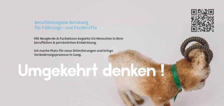 Vor einem weißen Hintergrund steht ein Spielzeug-Steinbock mit braunem Fell und gebogenen Hörnern, der ein grünes Halsband trägt. Links steht ein deutscher Text über professionelle Beratung. In der oberen rechten Ecke ist ein QR-Code sichtbar. Unten steht in großer Schrift „Umgekehrt denken!“, in kleiner Schrift darunter: Grafikdesigner Aachen.
