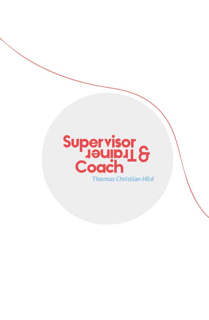 Das Bild zeigt den Text „Supervisor u0026 Trainer Coach“ und darunter „Thomas Christian Hild“. Beide Texte stehen in einem umgedrehten Kreis. Oben links im Kreis verläuft eine rote Kurve nach oben. Gestaltet vom Grafikdesigner Aachen, der Hintergrund ist weiß.