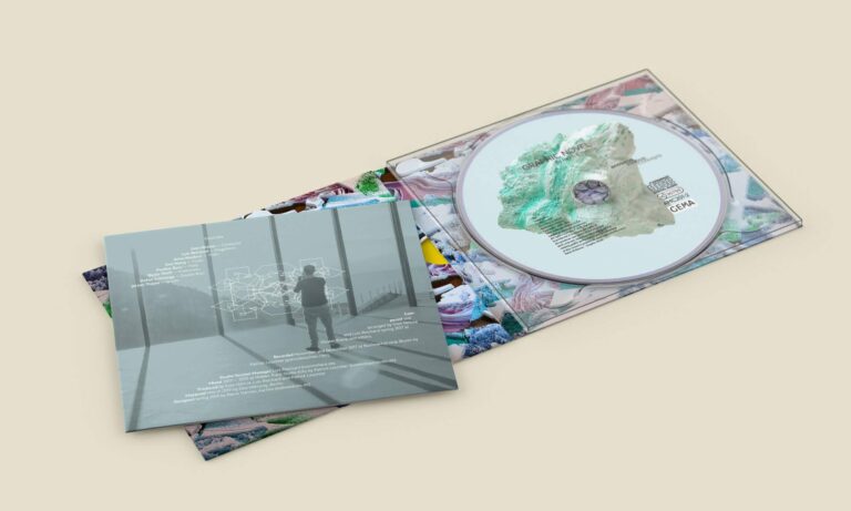 Eine CD-Hülle ist geöffnet und gibt den Blick frei auf eine CD mit abstraktem Design und ein Booklet. Das Booklet zeigt eine Person, die neben großen Fenstern steht und ein holografisches Design betrachtet. Das innere Artwork der CD-Hülle zeigt eine Collage aus farbenfrohen, abstrakten Bildern, inspiriert von Printdesign Aachen.