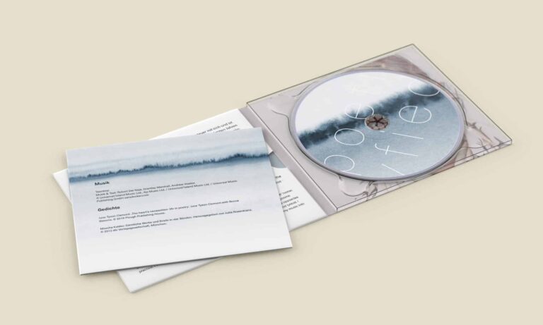 Eine geöffnete CD-Hülle mit einer CD mit der Aufschrift „Dichterflöhe“ darin. Ein Booklet mit Text ist teilweise in die Hülle eingesteckt. Das minimalistische Design mit abstrakten blaugrauen Aquarellen spiegelt das kreative Flair von Printdesign Aachen wider. Der Hintergrund ist hellbeige.