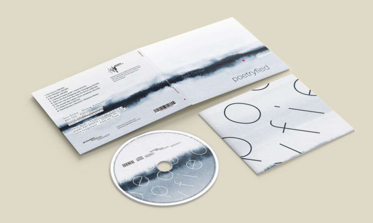Eine geöffnete CD-Hülle liegt flach und gibt den Blick auf die CD mit dem Namen „poetryfied“ frei. Das CD-Cover, eine Kreation von Printdesign Aachen, zeigt ein minimalistisches abstraktes Schwarz-Weiß-Design mit dem Titel in stilisiertem Text. Auf der CD-Hülle und dem Einleger sind Songtitel, Credits und andere Informationen zu sehen.