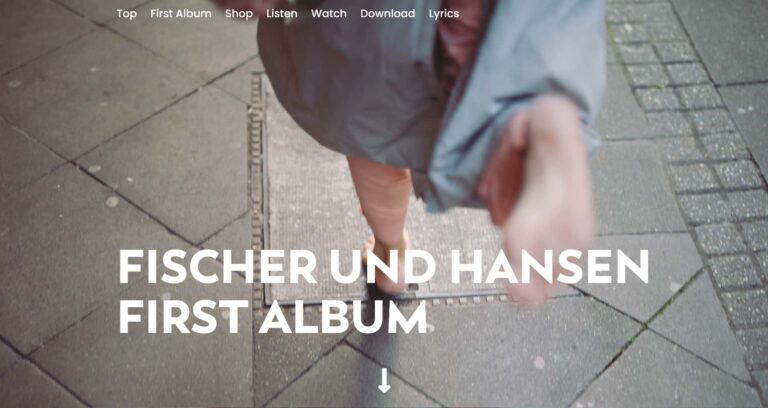 Eine Person, die einen grauen Mantel und einen rosa Rock trägt, läuft auf einem Bürgersteig und ist von oben zu sehen. Der Text „FISCHER UND HANSEN ERSTES ALBUM“ ist deutlich zu sehen. Die Navigationsoptionen der Website, darunter Top, Erstes Album, Shop, Anhören, Ansehen, Herunterladen und Songtexte, schweben darüber. Printdesign Aachen.