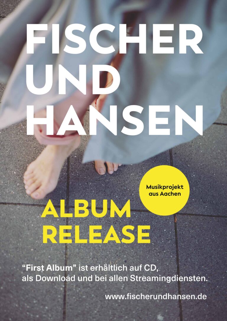 Eine Nahaufnahme einer Person, die barfuß auf einem Bürgersteig läuft. Das Bild, gestaltet von Printdesign Aachen, enthält einen deutschen Text, der die Veröffentlichung eines Albums von „Fischer und Hansen“ ankündigt. Das Album „First Album“ ist auf CD, als Download und bei Streaming-Diensten erhältlich.