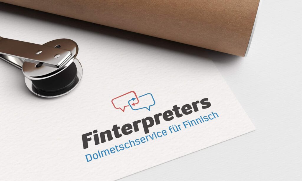 Das Bild zeigt ein Blatt Papier mit dem Logo und dem Text „Finterpreters Dolmetschservice für Finnisch“. Das Logo zeigt überlappende Sprechblasen mit einer finnischen Flagge in der einen und einem roten Herz in der anderen. In der oberen linken Ecke des Blattes befindet sich ein Schreibtischhefter.