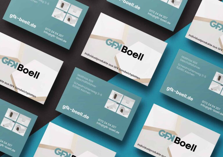 Ein flaches Layout, das mehrere Visitenkarten für „GFK Boell“ zeigt. Die Karten haben ein blau-weißes Design mit Bildern von Badezimmerarmaturen, Firmenlogo und Kontaktinformationen, einschließlich Telefonnummer und Website. Diese Karten von Printdesign Aachen sind auf einer blauen Oberfläche verstreut.